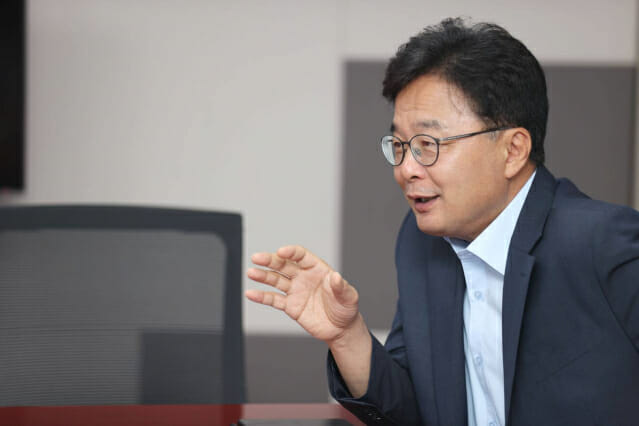 “2년도 안 돼 뒤집힌 발사체 계획…정치적 판단이 기술 흔들어선 안돼”
