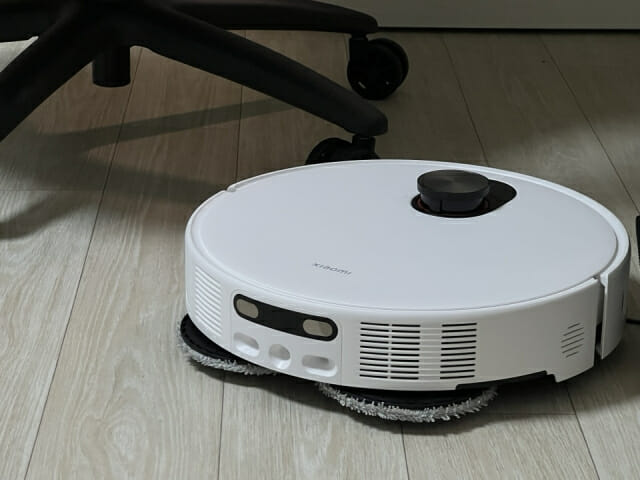 [써보고서] AI 삼중 카메라 탑재 ‘샤오미 로봇청소기5 프로’