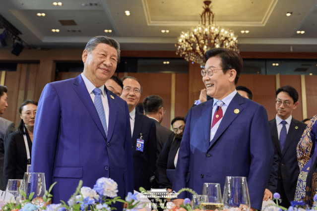 시진핑 만난 李 대통령 “한중 호혜적 협력, 시대 흐름 맞게 더 발전해야”