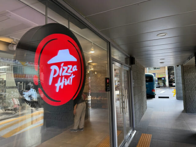 “피자헛 팔 수도 있다”…신임 CEO 1개월 만에 구조조정 카드 꺼낸 얌브랜즈