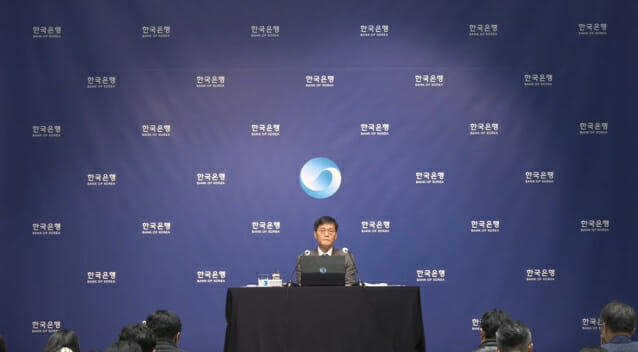 한은, 금리 인하 기조 종료 시사…이창용 “환율 1500원이어도 걱정없어”