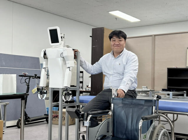 “로봇이 밀어주는 휠체어…가격 낮추고 안전 높여”