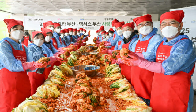 한국토요타, 직접 담근 17톤 김치 소외계층 전달…임직원 330여명 참여