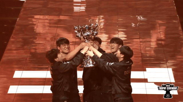 T1, 롤드컵 3연속 우승…풀세트 접전 끝 KT 제압