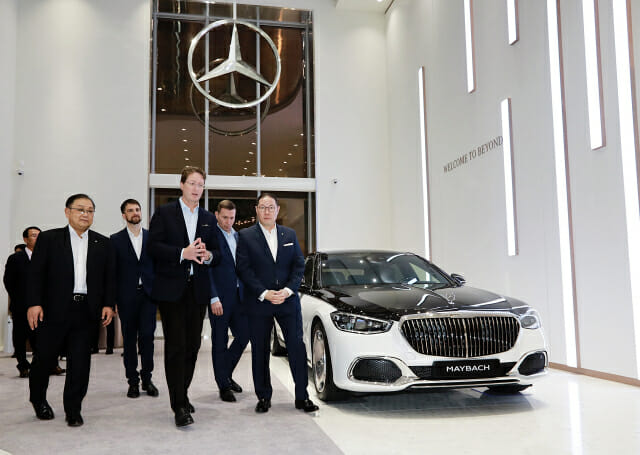 벤츠 회장, 세계 첫 ‘마이바흐 센터’ 방문…조현상 HS효성 부회장 동행