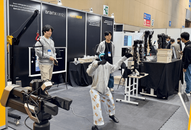 엑스와이지, 로보월드서 ‘로봇 지능’ 시연