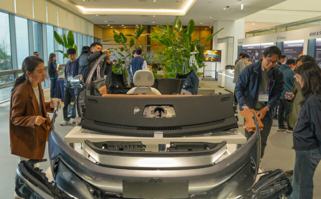 “금속보다 30% 가볍게”…LG화학, 전기차 소재 기술 고객사에 소개