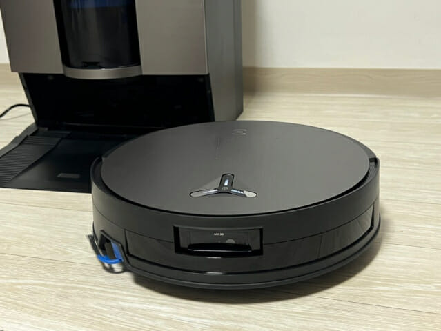 [써보고서] ‘물걸레 헹구면서 충전’…끊김없는 청소기 에코백스 ‘디봇 X11’