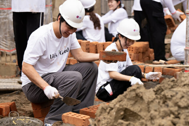 “임직원 자발적 나눔 16년”…LG전자 봉사단, 대통령 표창