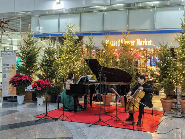 GS리테일, 신분당선과 소외계층에 방한용품 전달