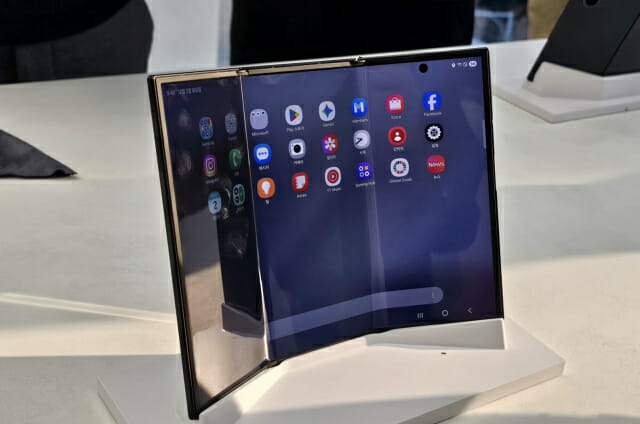 삼성, 두 번 접는 트라이폴드폰 판매 시작…’줄서서 산다고’