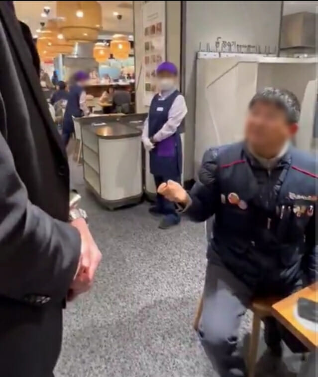 롯데백화점, 손님에게 “노조 조끼 벗으세요” 논란