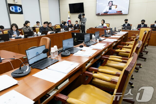 민주당 주도 허위조작정보법 과방위 통과…야당·시민단체 반발