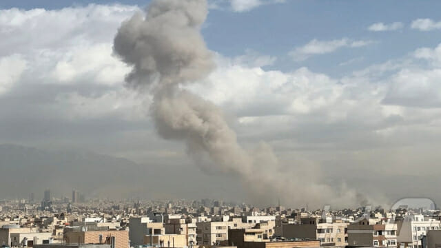 트럼프 “하메네이 사망”…미·이스라엘, 이란 대규모 공습