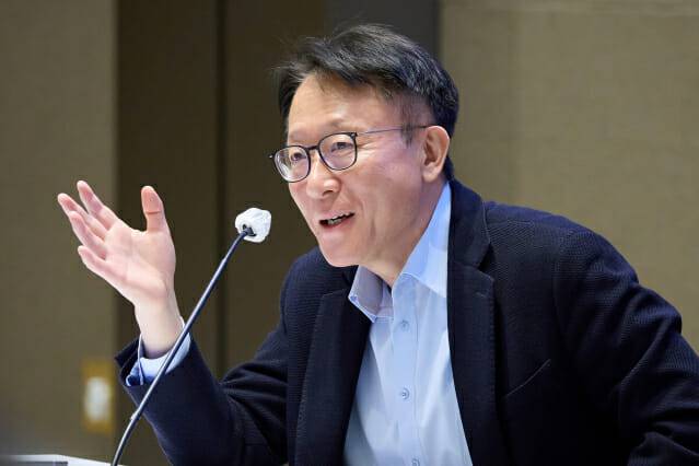 한은 떠나는 신성환 금통위원…”금리 인상 수준·속도, 유가가 변수”
