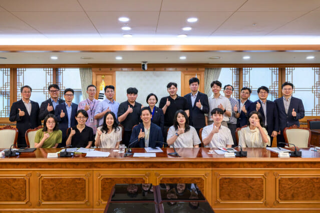 한성숙 총리, AI 행정혁신 우수 공직자 만남 …”일하는 방식 바꿔야”